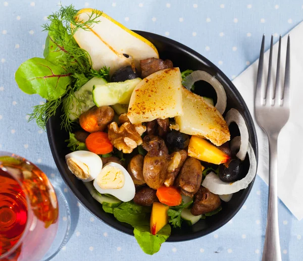Appetizing Braised Chicken Hearts Served Salad Roasted Cheese Fresh Peach — Stock Photo, Image