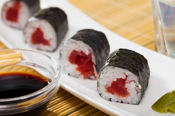 Japanse Maki Sushi Broodjes Met Tonijn Geserveerd Bord Met Wasabi — Stockfoto