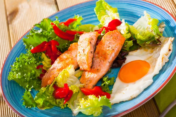 Bild Vom Leckeren Frühstück Mit Forelle Pfeffer Und Salat Auf — Stockfoto