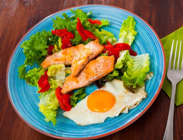 Niskokaloryczne Zdrowe Śniadanie Pieczonymi Pstrągami Jajecznicą Świeżymi Warzywami — Zdjęcie stockowe
