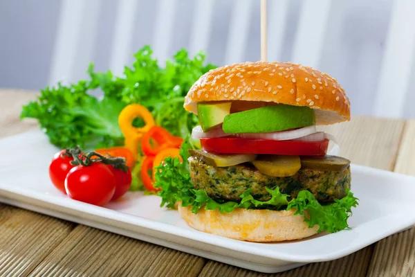 Sabrosa Hamburguesa Vegetariana Con Chuleta Soja Tomate Aguacate Lechuga — Foto de Stock