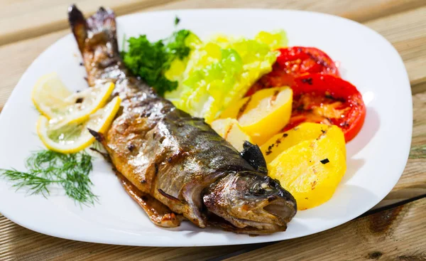 Picture Tasty Baked Whole Trout Potatoes Greens Tomatoes White Plate — Stock Photo, Image