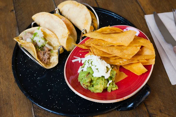 Cozinha Mexicana Guacamole Com Nachos Crocantes Tacos Tradicionais Com Três — Fotografia de Stock
