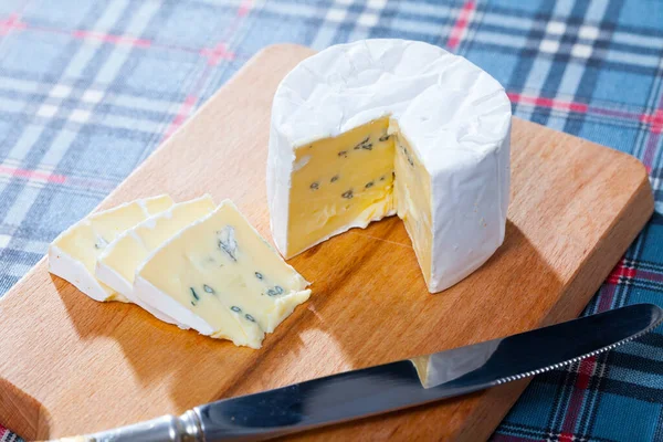 Delicioso Queijo Azul Macio Servido Tábua Corte Madeira — Fotografia de Stock