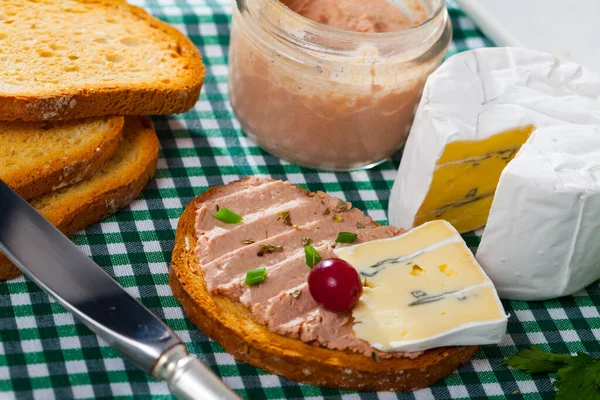 Pate Fígado Delicado Servido Pão Torrado Com Queijo Azul Macio — Fotografia de Stock