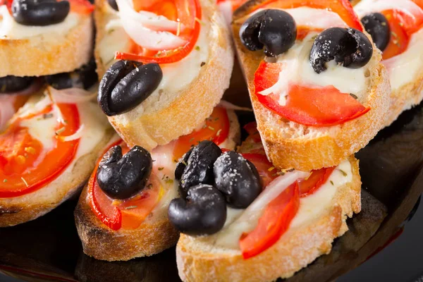 Leckere Warme Sandwiches Mit Frischkäsesauce Tomaten Und Schwarzen Oliven — Stockfoto