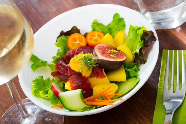 Délicieuse Salade Poisson Avec Thon Frais Figues Mangue Légumes Servis — Photo