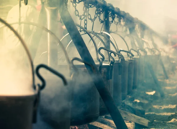 Uitzicht Ijzeren Ketels Voor Buiten Koken Middeleeuwse Stijl Open Vuur — Stockfoto