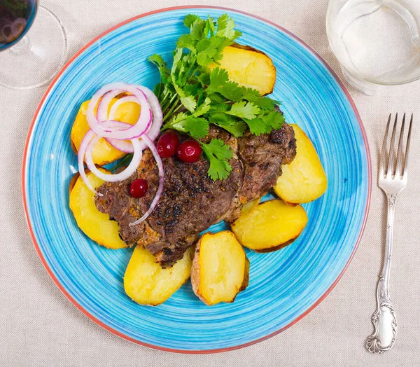 Steak Boeuf Préparé Avec Pommes Terre Frites Légumes Verts Servis — Photo