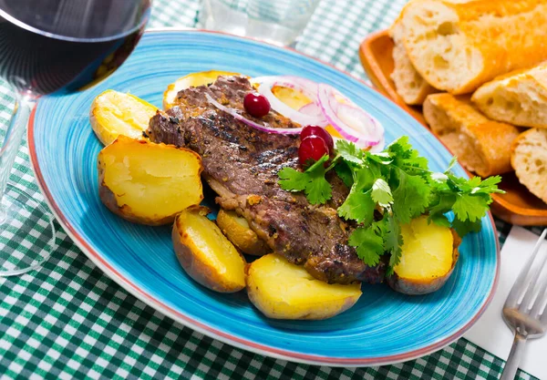 Délicieux Steak Boeuf Rôti Avec Pommes Terre Cuites Four Oignon — Photo
