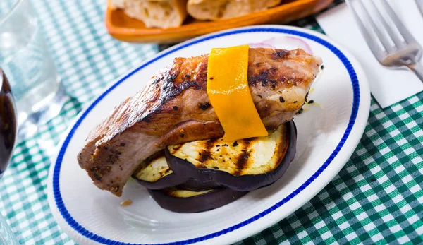 Appetizing Baked Pork Rib Cheese Vegetable Garnish Baked Eggplant Onion — Stock Photo, Image
