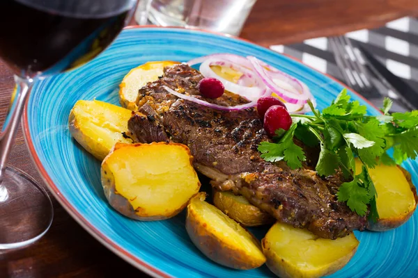 Chutný Hovězí Steak Pečenými Brambory Omáčkou Talíři Zeleninou — Stock fotografie