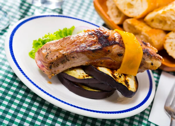 Stuzzicante Costoletta Maiale Forno Con Formaggio Guarnitura Vegetale Melanzane Forno — Foto Stock