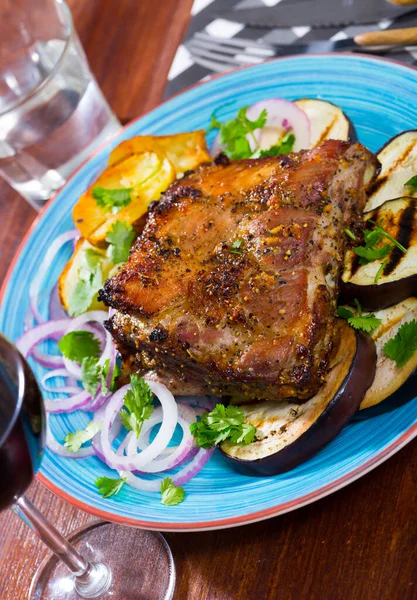 Gegrilde Varkensribbetjes Gegarneerd Witte Plaat Met Gebakken Aardappel Aubergine Verse — Stockfoto