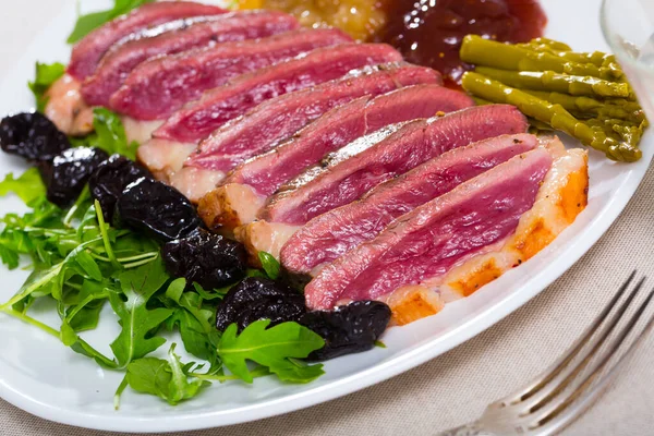 Juicy Roasted Moulard Duck Magret Served Sliced Caramelized Onions Berry — Stock Photo, Image