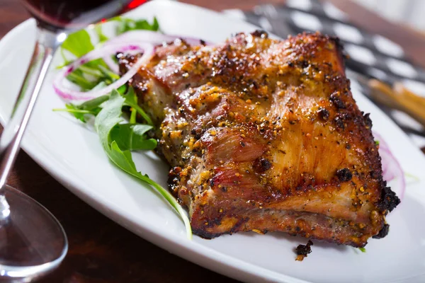 Juicy Barbecue Rack Pork Served Fresh Arugula Onion Rings — Stock Photo, Image