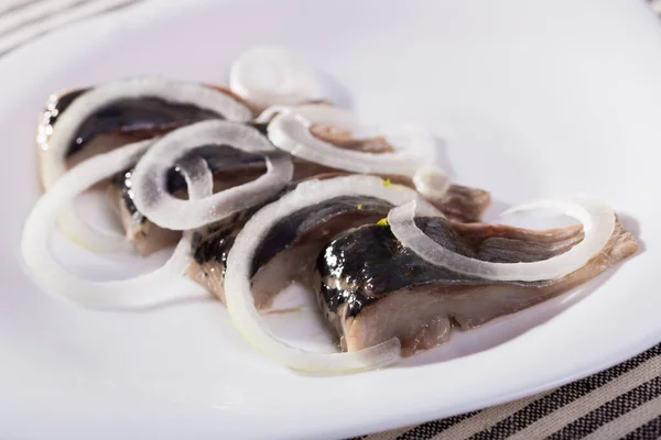Soğanlı Tuzlanmış Ringa Balığı Mutfakta Lezzetli Bir Yemektir — Stok fotoğraf