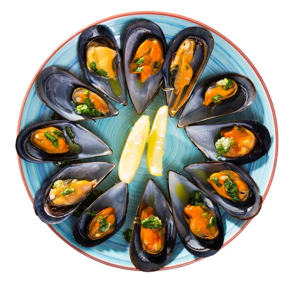 Teller Mit Mediterranen Meeresfrüchten Gericht Schwarze Muscheln Mit Kräutern Isoliert — Stockfoto