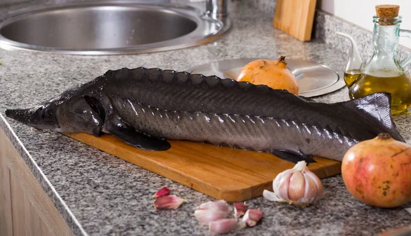 Gambar Ikan Sturgeon Mentah Yang Belum Dimasak Piring Yang Diletakkan — Stok Foto