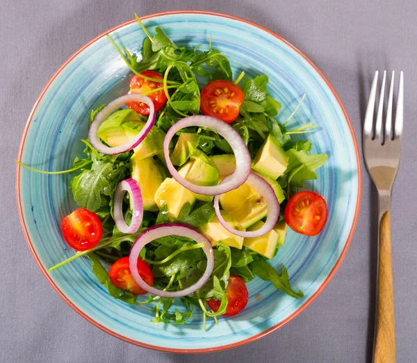 Vista Superior Salada Rúcula Saudável Com Abacate Tomate Cereja Cebola — Fotografia de Stock