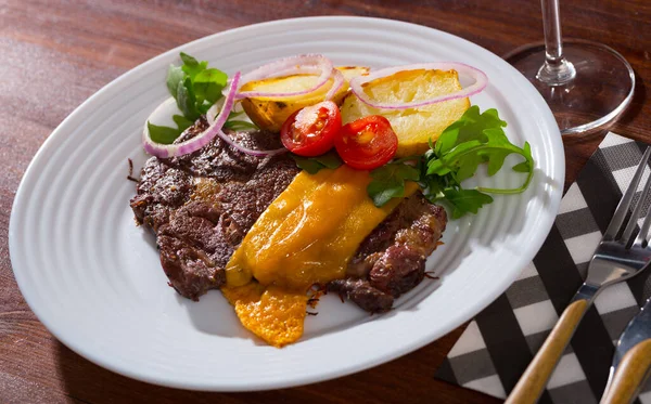 Steak Bœuf Rôti Appétissant Bien Fait Avec Fromage Servi Avec — Photo
