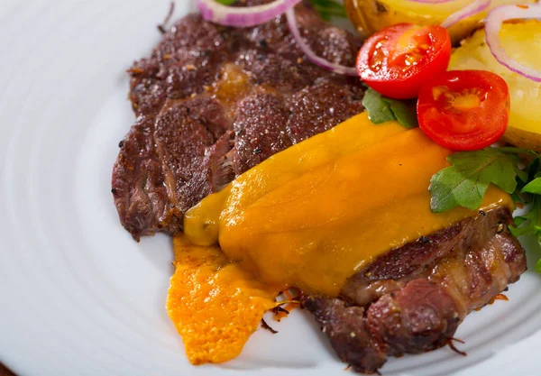 Delicious Well Done Beef Loin Fried Cheese Served Vegetable Garnish — Stock Photo, Image