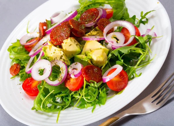 Heerlijke Salade Van Arugula Met Gehakte Rijpe Avocado Geroosterde Chorizo — Stockfoto