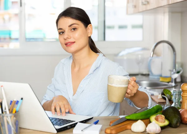 Portrait Smiling Young Woman Sitting Laptop Cup Tea Home Kitchen — Stock Photo, Image