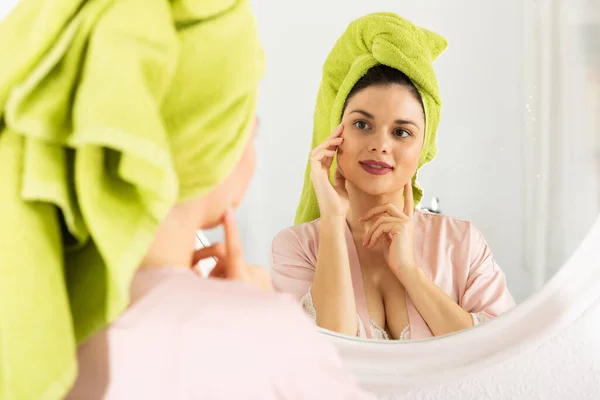 Wanita Muda Dengan Handuk Kepalanya Dekat Cermin Dan Menyentuh Wajah — Stok Foto