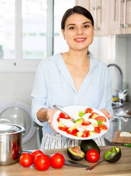 Νοικοκυρά Ετοιμάζει Ντομάτα Και Αβοκάντο Σαλάτα Στην Κουζίνα — Φωτογραφία Αρχείου