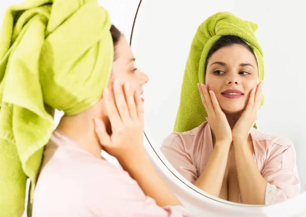 Wajah Menyentuh Perempuan Muda Menggunakan Cermin Kamar Tidur Pagi Hari — Stok Foto