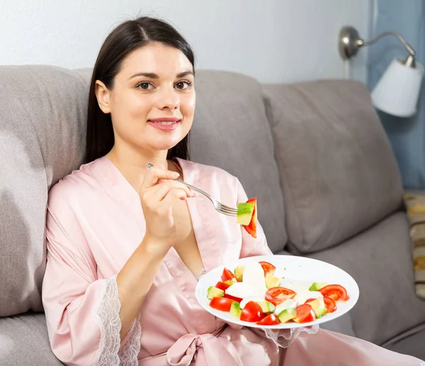 Satisfied Woman Sitting Sofa Home Eating Healthy Food — Stock Photo, Image