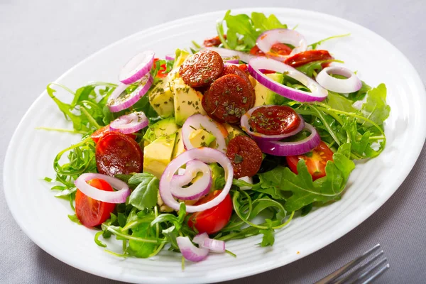 Salada Com Rúcula Abacate Maduro Picado Tomate Cebola Salsichas Grelhadas — Fotografia de Stock