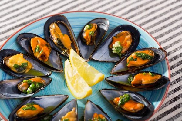 Gourmet Steamed Mussels Garlic Herb Sauce Lemon Served Blue Ceramic — Stock Photo, Image