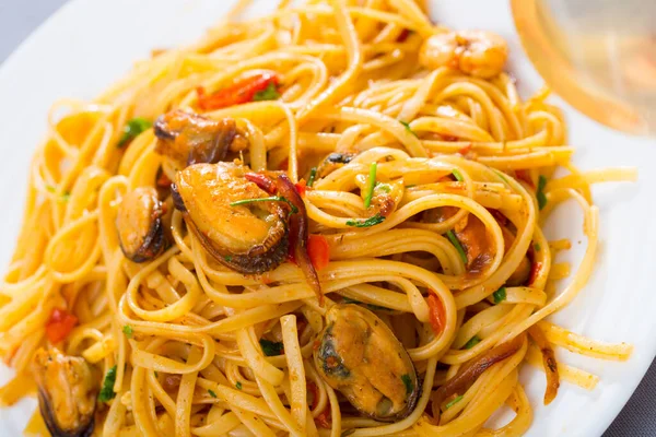 Prato Frutos Mar Italiano Aperitivo Espaguete Marinara Com Mexilhões Camarões — Fotografia de Stock
