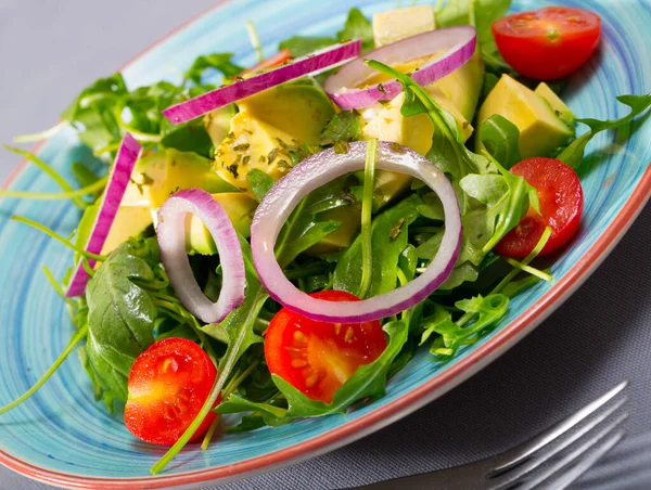 Taze Yeşil Roka Salatası Doğranmış Avokado Kiraz Domatesleri Kırmızı Soğanlı — Stok fotoğraf