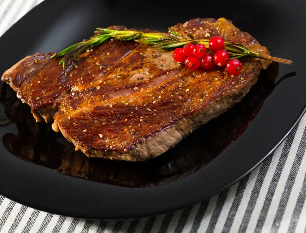 Roasted Beef Steak Decorated Rosemary Redcurrant Black Dish — Stock Photo, Image