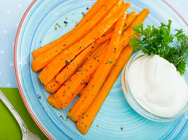 Imagem Palitos Cenoura Frito Servido Com Creme Azedo Servido Placa — Fotografia de Stock