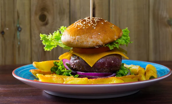 Délicieux Heeseburger Avec Escalope Bœuf Légumes Frais Fromage Plat Avec — Photo