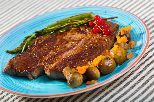 Appetitlich Gegrilltes Kalbsrücken Mit Gebackenem Gemüse Und Frischem Rosmarin Serviert — Stockfoto