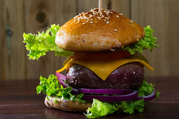 Výživný Burger Velkou Masovou Kotletou Čerstvou Zeleninou Salátem — Stock fotografie