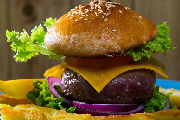 Leckere Heeseburger Mit Rindfleisch Tomaten Käse Gurken Und Pommes — Stockfoto
