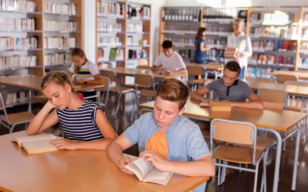 Molestar Los Niños Niñas Serios Eficientes Leyendo Libros Durante Lección — Foto de Stock