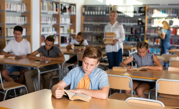 Skolpojke Förbereder Sig För Lektion Skolbibliotek Läser Läroböcker — Stockfoto