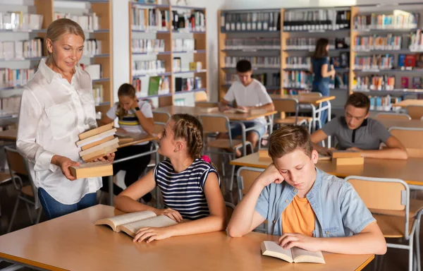 Ευτυχισμένοι Έφηβοι Μαθητές Που Διαβάζουν Και Γράφουν Στη Βιβλιοθήκη Του — Φωτογραφία Αρχείου