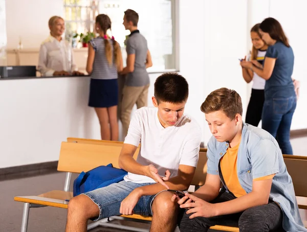 Meninos Escola Usando Telefones Ter Descanso Entre Aulas Corredor Escola — Fotografia de Stock