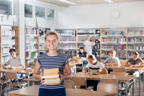 Leende Skolflicka Med Böcker Skolbiblioteket Inomhus — Stockfoto