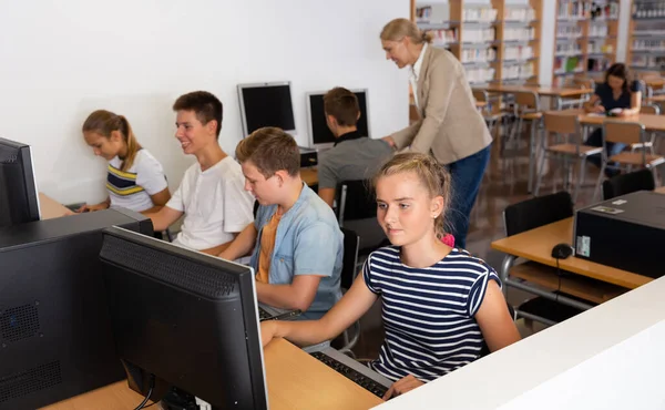 Schoolmeisje Met Behulp Van Computer Leraar Onderwijs Klas — Stockfoto