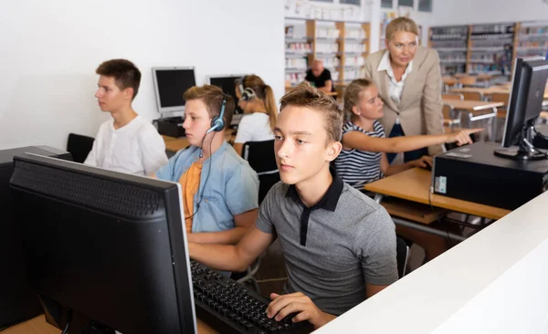 Schoolchildren Using Computers Teacher Teaching Them Classroom — Stock Photo, Image