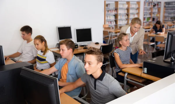 Εφηβικά Αγόρια Και Κορίτσια Που Χρησιμοποιούν Υπολογιστές Στην Αίθουσα Πληροφορικής — Φωτογραφία Αρχείου